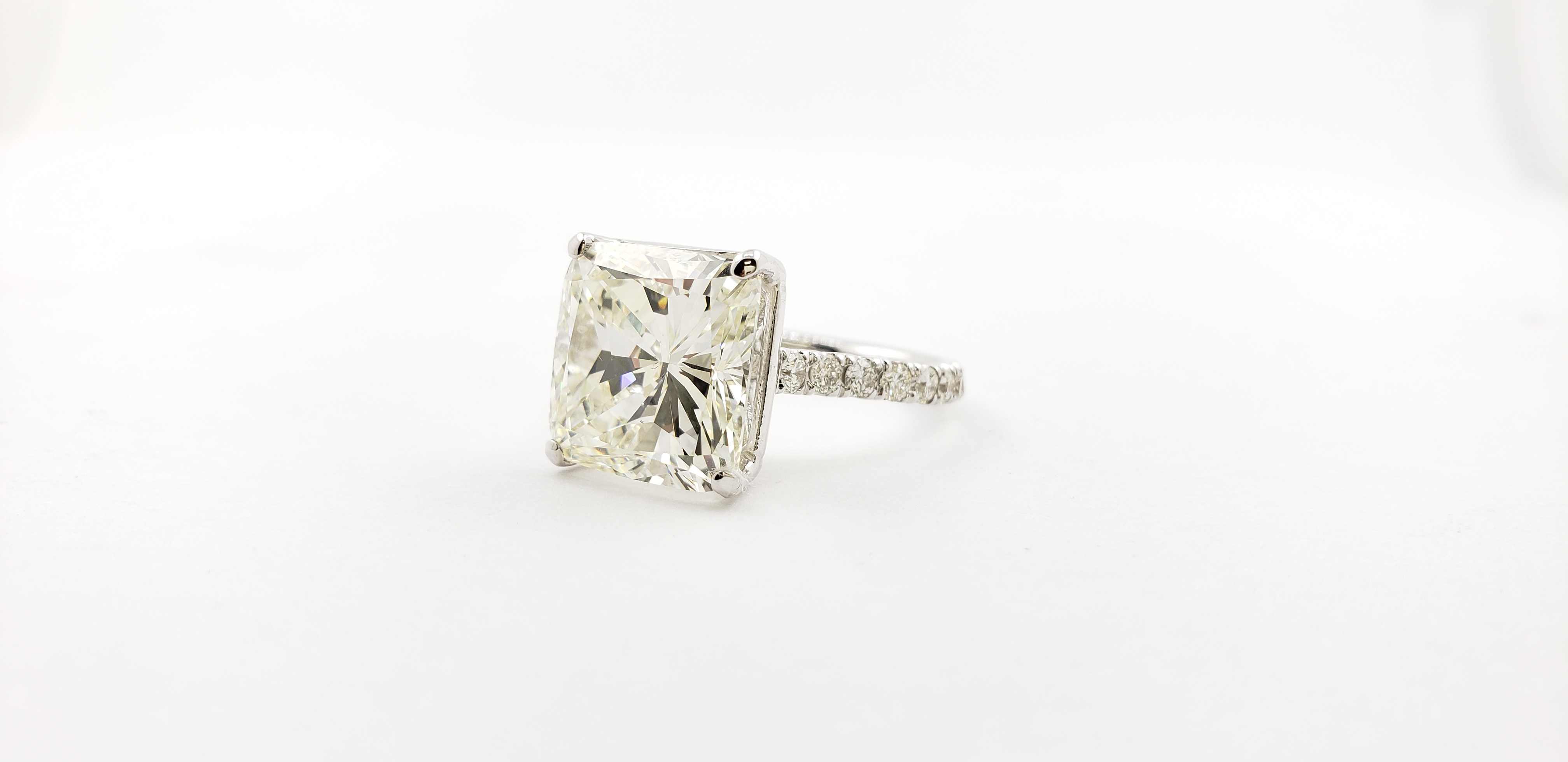 Cushion Shape Diamond ring